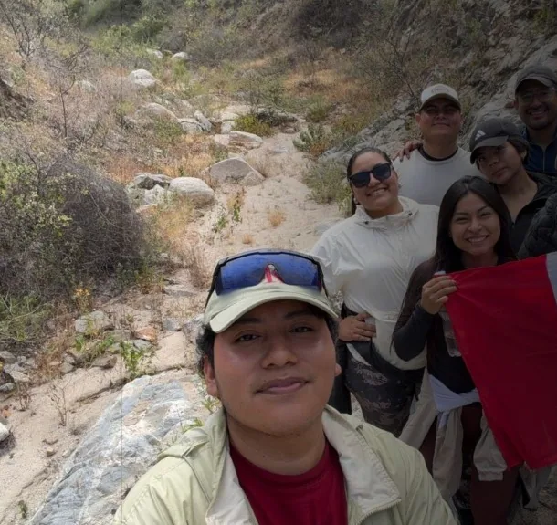 Grupo de caminantes posando en una quebrada rocosa