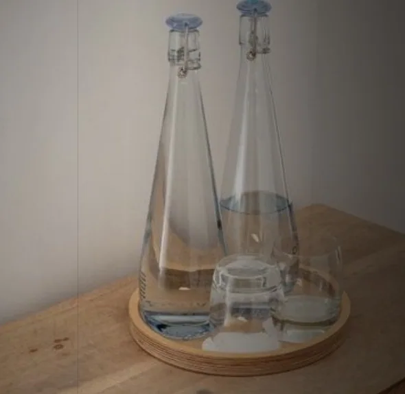 Botellas de agua y vasos de vidrio sobre una bandeja de madera