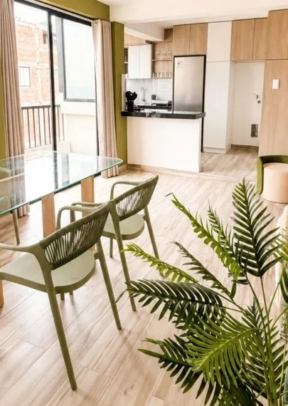 Comedor del Deluxe Apartment junto al balcón, con la cocina al fondo