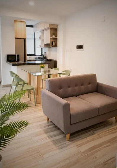 Sala del Classic Apartment con sofá y el comedor al fondo