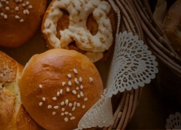 Panera con panes artesanales