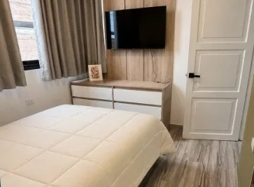 Dormitorio del Deluxe Apartment con televisor en la pared