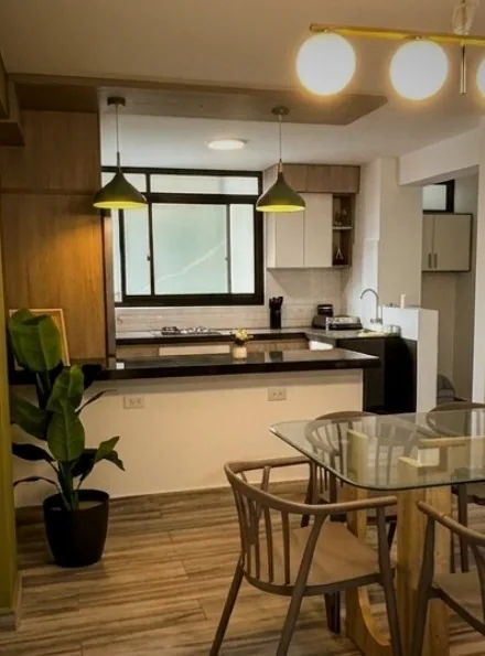 Cocina y comedor del Grand Suite Apartment con mesa de vidrio
